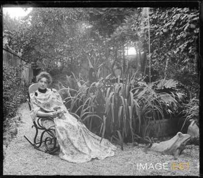 Femme dans un jardin (Nancy)