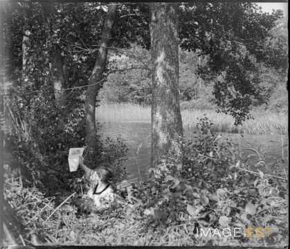Femme au bord d'un étang (Bouxières-aux-Chênes)