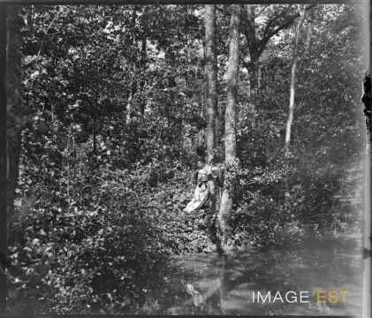 Femme au bord d'un étang (Bouxières-aux-Chênes)