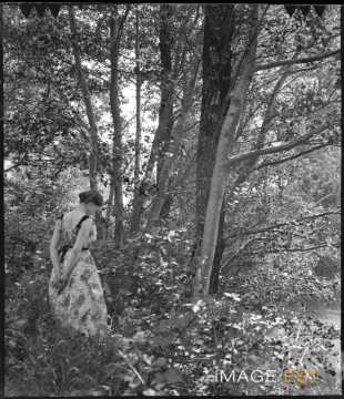 Femme au bord d'un étang (Bouxières-aux-Chênes)