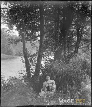 Femme au bord d'un étang (Bouxières-aux-Chênes)
