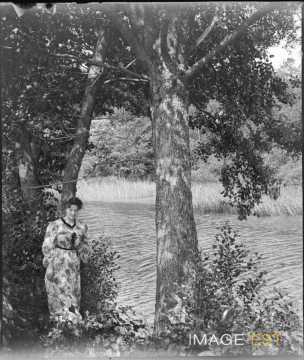 Femme au bord d'un étang (Bouxières-aux-Chênes)