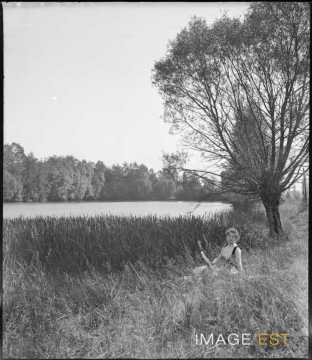 Femme au bord d'un étang (Bouxières-aux-Chênes)