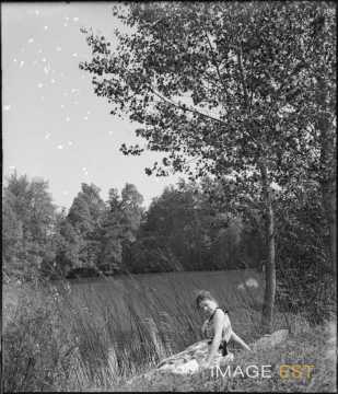 Femme au bord d'un étang (Bouxières-aux-Chênes)
