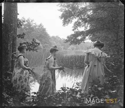 Trois femmes au bord d'un étang (Bouxières-aux-Chênes)