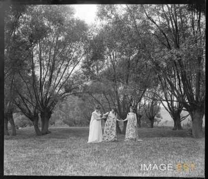 Trois femmes au bord d'un étang (Bouxières-aux-Chênes)
