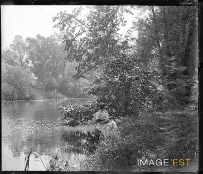 Femme au bord d'un étang (Bouxières-aux-Chênes)