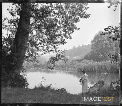 Femme au bord d'un étang (Bouxières-aux-Chênes)