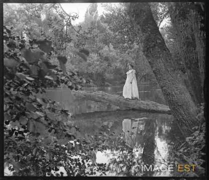 Femme au bord d'un étang (Bouxières-aux-Chênes)