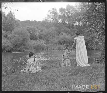 Trois femmes au bord d'un étang (Bouxières-aux-Chênes)