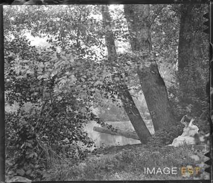 Femme au bord d'un étang (Bouxières-aux-Chênes)