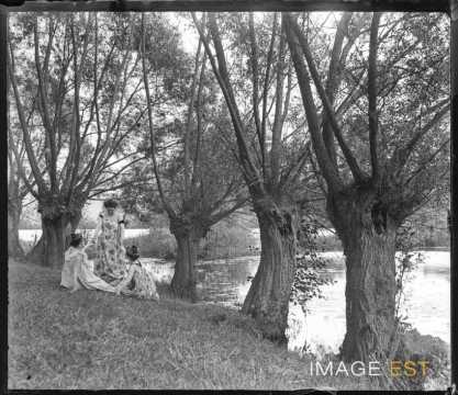 Trois femmes au bord d'un étang (Bouxières-aux-Chênes)