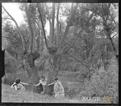 Trois femmes au bord d'un étang (Bouxières-aux-Chênes)