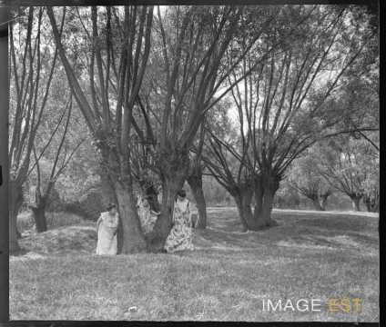 Trois femmes au bord d'un étang (Bouxières-aux-Chênes)