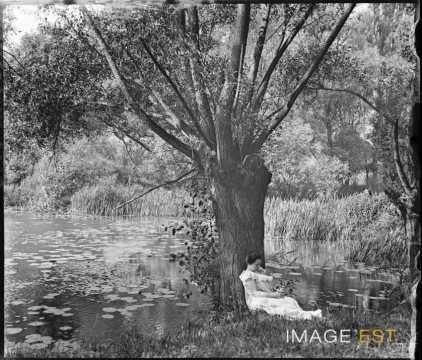 Femme au bord d'un étang (Bouxières-aux-Chênes)