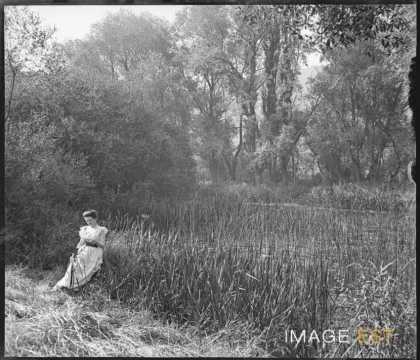 Femme au bord d'un étang (Bouxières-aux-Chênes)