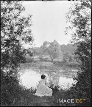 Femme au bord d'un étang (Bouxières-aux-Chênes)