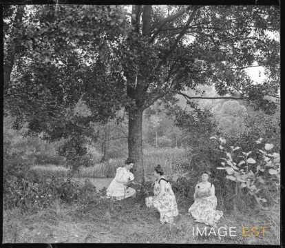 Trois femmes au bord d'un étang (Bouxières-aux-Chênes)