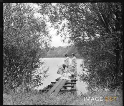 Trois femmes au bord d'un étang (Bouxières-aux-Chênes)