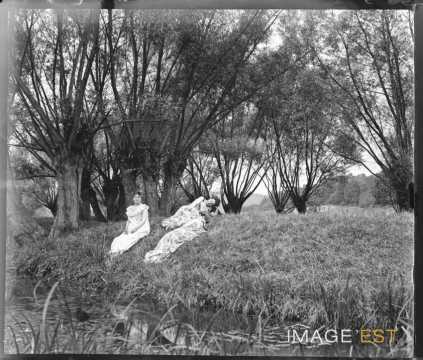 Trois femmes au bord d'un étang (Bouxières-aux-Chênes)
