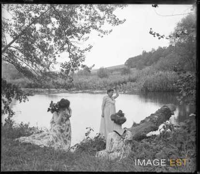 Trois femmes au bord d'un étang (Bouxières-aux-Chênes)