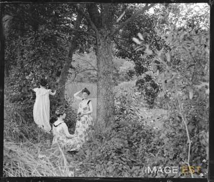 Trois femmes au bord d'un étang (Bouxières-aux-Chênes)