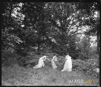 Trois femmes au bord d'un étang (Bouxières-aux-Chênes)
