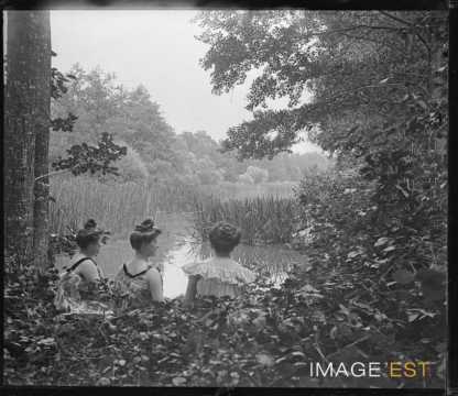 Trois femmes au bord d'un étang (Bouxières-aux-Chênes)