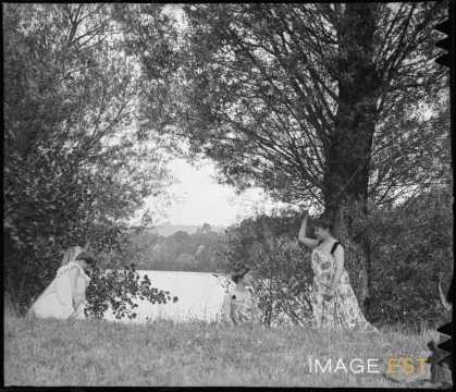 Trois femmes au bord d'un étang (Bouxières-aux-Chênes)