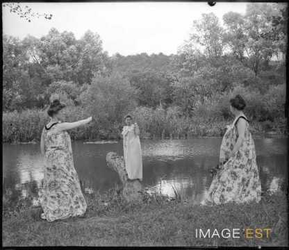 Trois femmes au bord d'un étang (Bouxières-aux-Chênes)