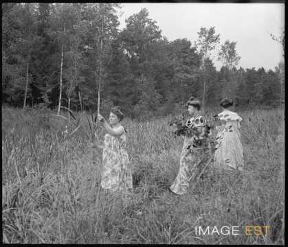 Trois femmes au bord d'un étang (Bouxières-aux-Chênes)