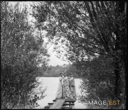 Trois femmes au bord d'un étang (Bouxières-aux-Chênes)