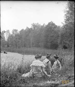 Trois femmes au bord d'un étang (Bouxières-aux-Chênes)