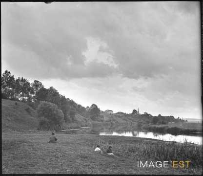 Au bord d'une rivière (Meurthe-et-Moselle)