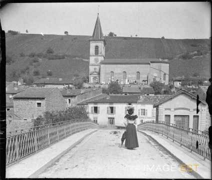 Femme sur un pont (Rembercourt-sur-Mad)