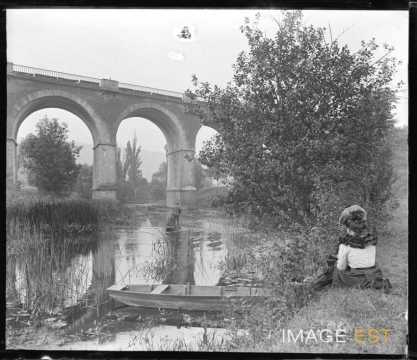 Femme sur une rive du Rupt-de-Mad (Waville)
