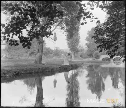 Femme sur une rive du Rupt-de-Mad (Arnaville)