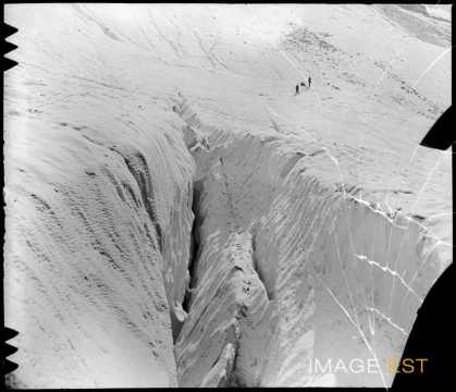 Crevasse sur le glacier de l'Eiger (Berne)