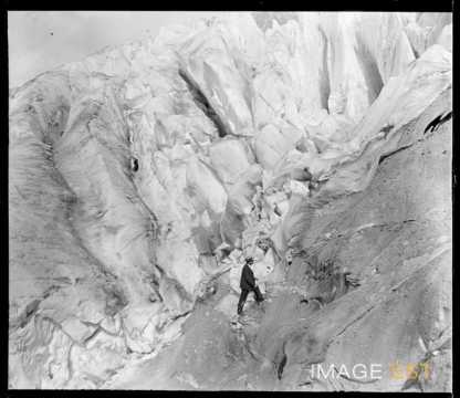 Homme sur le glacier du Rhône (Valais)
