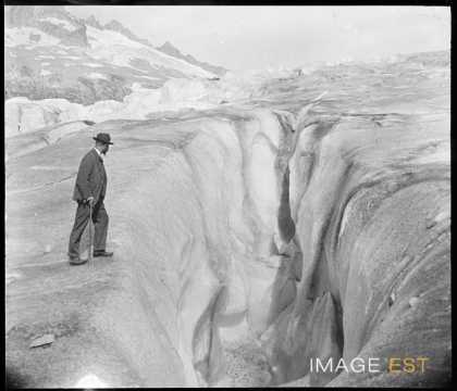 Homme sur le glacier du Rhône (Valais)