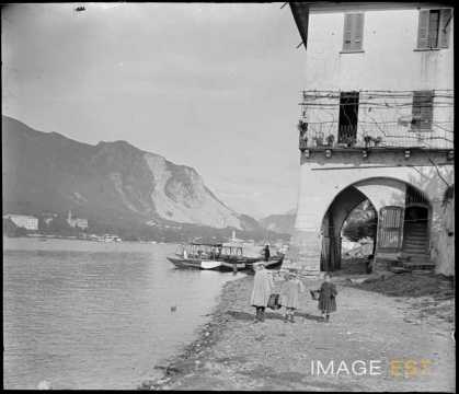 Enfants au bord du Lac Majeur (Suisse)