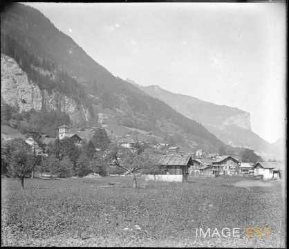 Panorama d'une commune (Lauterbrunnen)