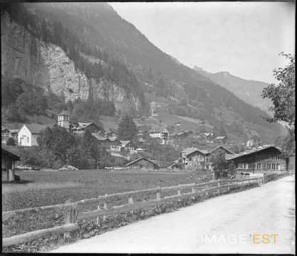 Panorama d'une commune (Lauterbrunnen)