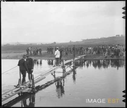 Traversée d'une passerelle par des officiers (Art-sur-Meurthe)