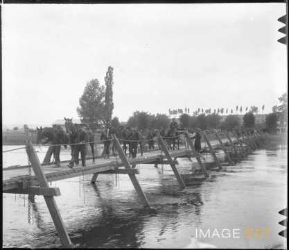 Traversée d'une passerelle par des hussards (Art-sur-Meurthe)
