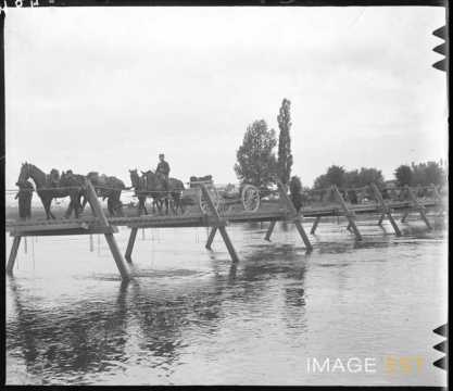 Traversée d'une passerelle par des hussards (Art-sur-Meurthe)