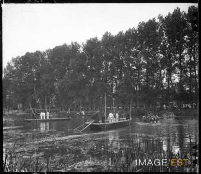 Traversée en barques par des fantassins (Art-sur-Meurthe)