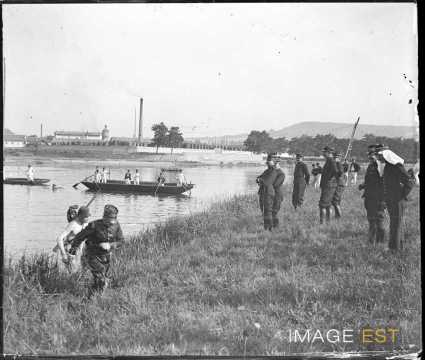 Traversée en barques par des fantassins (Art-sur-Meurthe)