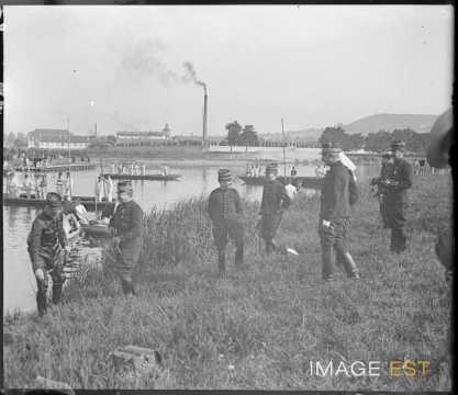 Traversée en barques par des fantassins (Art-sur-Meurthe)