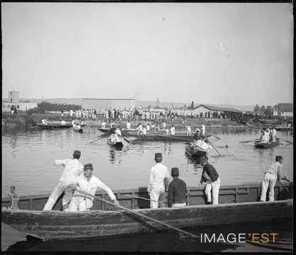 Traversée en barques par des fantassins (Jarville-la-Malgrange)